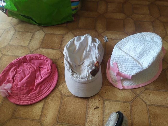 Lot 3 casquette et chapeau fille 43 cm