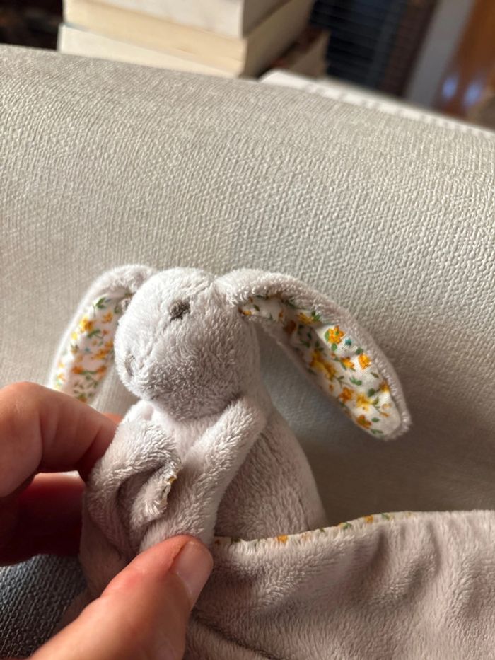 Doudou  Zara Home petit lapin 🐰 gris  oreilles florales avec mouchoir - photo numéro 4