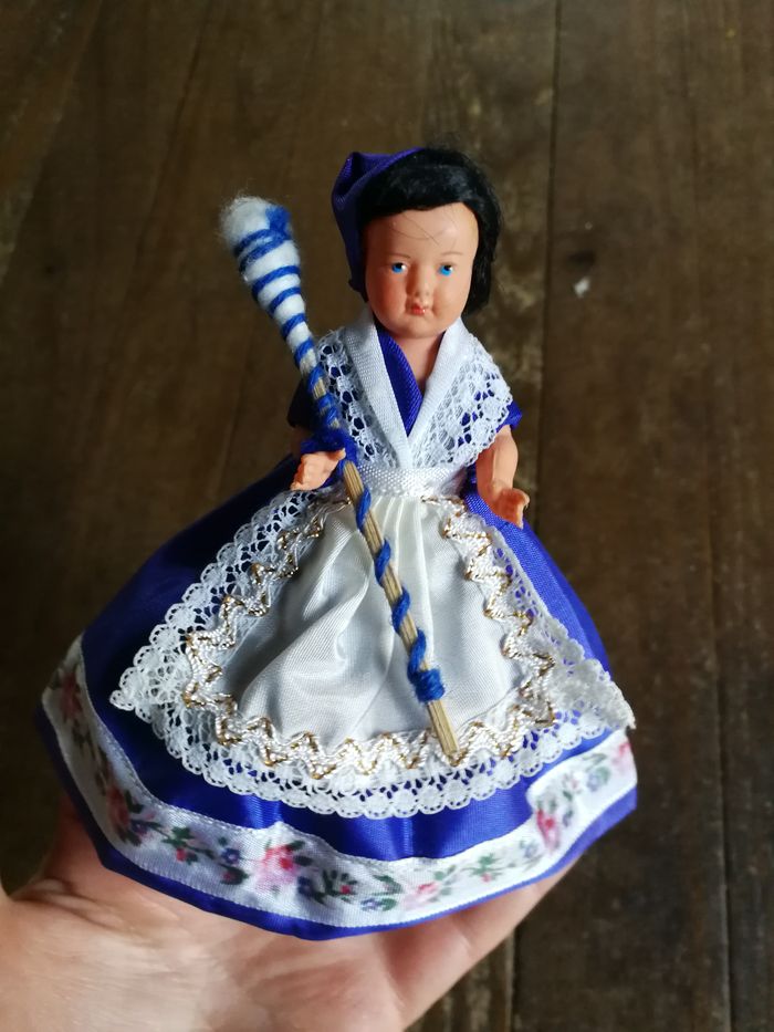 Mignonette poupée folklorique Landaise fileuse de laine - photo numéro 6