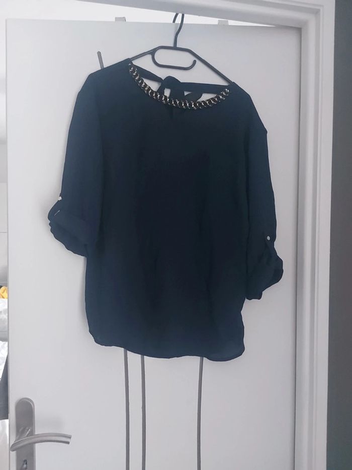 Blouse marine Taille 40 joli détail manche et col doré