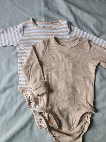 Lot de 2 bodies évolutifs H&M côtelés taille 4-6 mois