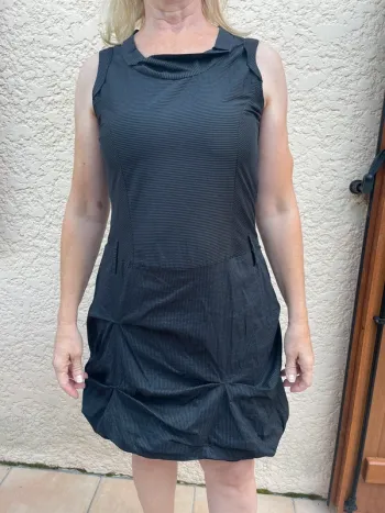 Robe noire rayée blanche