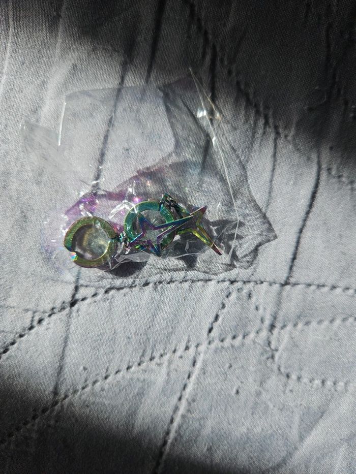 Boucles d'oreilles clip punk neuves multicolores