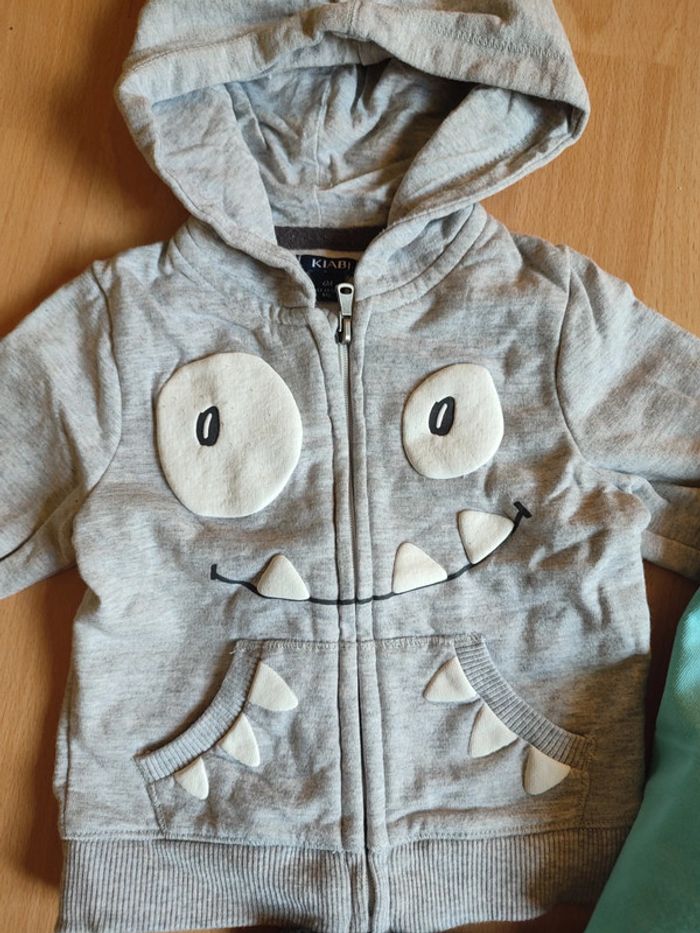 Lot ensemble pantalon + t-shirt manches longues + sweat zippé à capuche en 6M - photo numéro 5