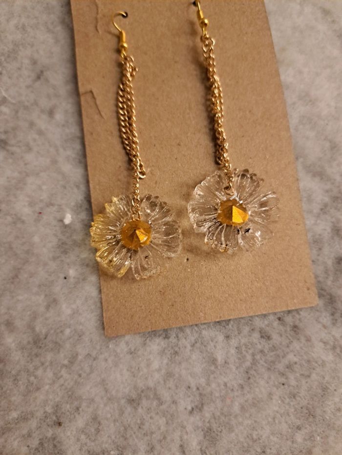 Boucles d'oreilles pendante en résine Marguerite - photo numéro 6