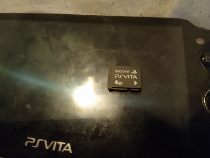 Psvita avec chargeur et carte mémoire - photo numéro 2