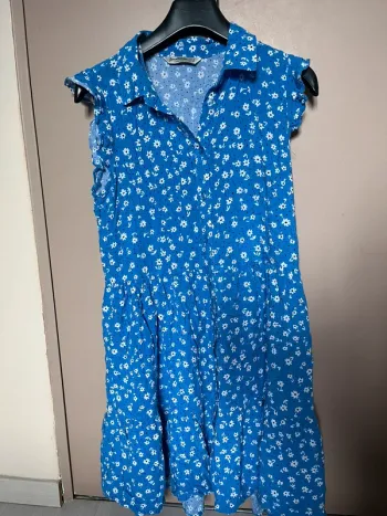 robe chemise fleuris bleu et blanc stradivarius