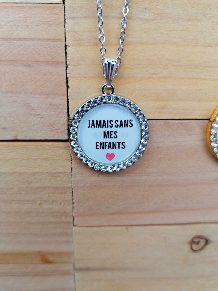 Collier personnalisé strass " Jamais sans mes enfants" - photo numéro 4