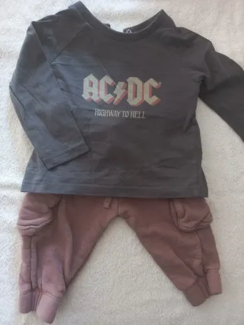 Ensemble pull AC/DC et pantalon taille 6 mois