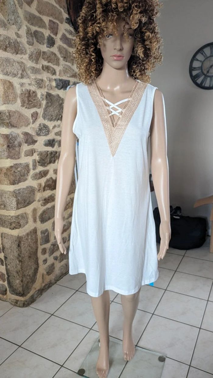 Robe Mini col en V nid d'abeille blanche 
T.M/42 jamais porté