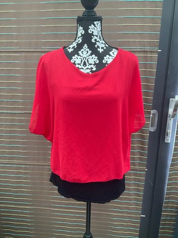 Blouse rouge et noire, papillon TU