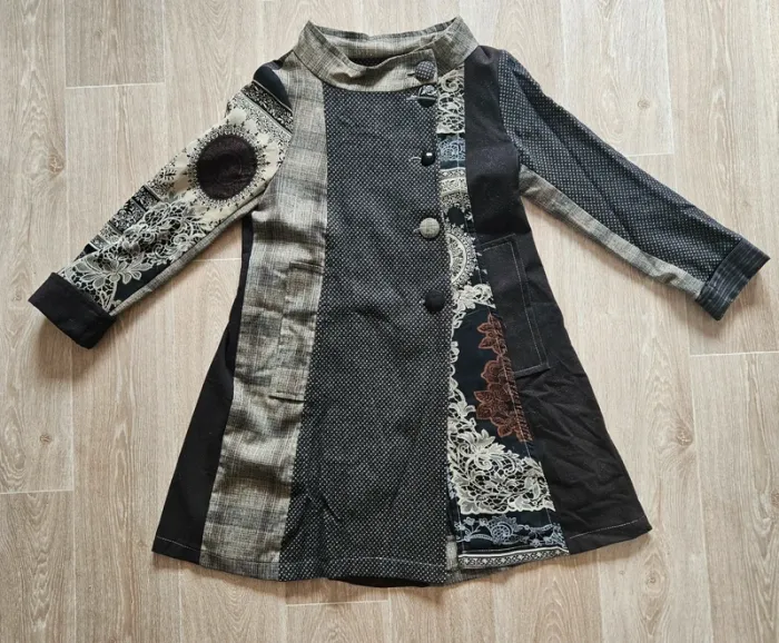 Manteau noir à motifs