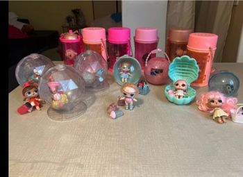 Lot figurines et accessoires poupée LOL