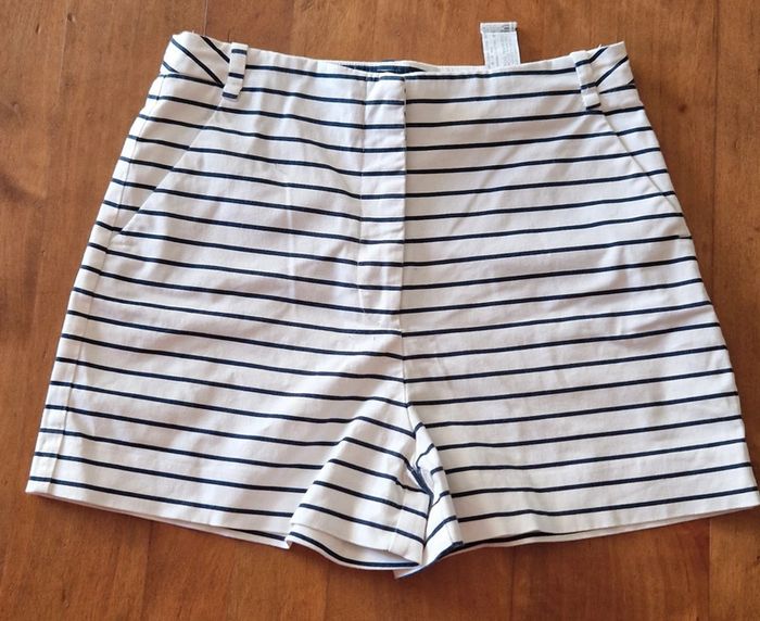 Short blanc rayures bleues taille S Zara