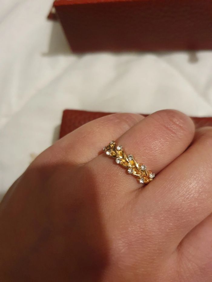 Bague dorée avec strass T.58