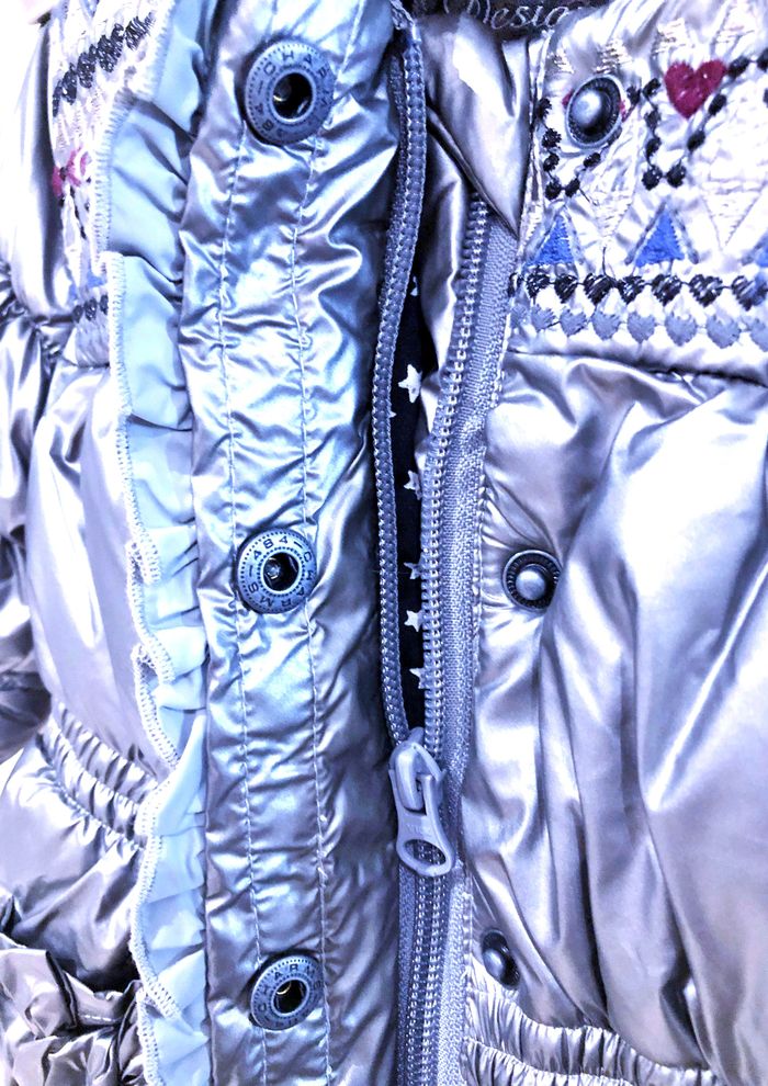 CATIMINI - NEW - MANTEAU TYPE DOUDOUNE BÉBÉ FILLE ACIER MÉTALLISÉ DETAIL BRODERIES CŒURS & AUTRES 6M - photo numéro 10