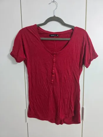 T-shirt rouge par Shana