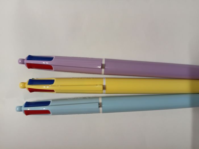 3 stylos BIC 4 COULEURS- corps coloré- neufs-