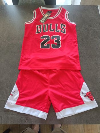 Tenue NBA Chicago Bulls Michael Jordan rouge. T.24