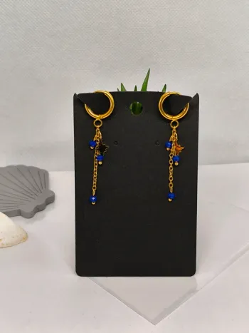 Boucles d'oreilles dorées étoile polaire et perles bleues marines