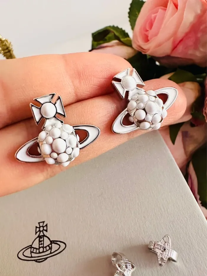 🪐Boucles d’oreilles Vivienne Westwood orbite argenté émail blanc - photo numéro 4