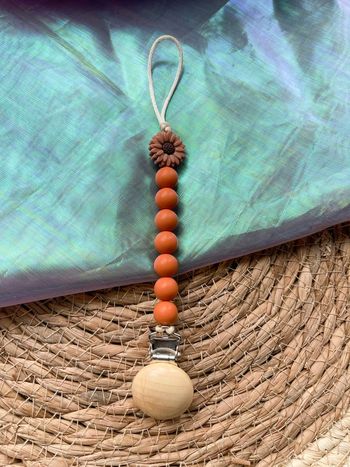 Attache tétine orange Teracota