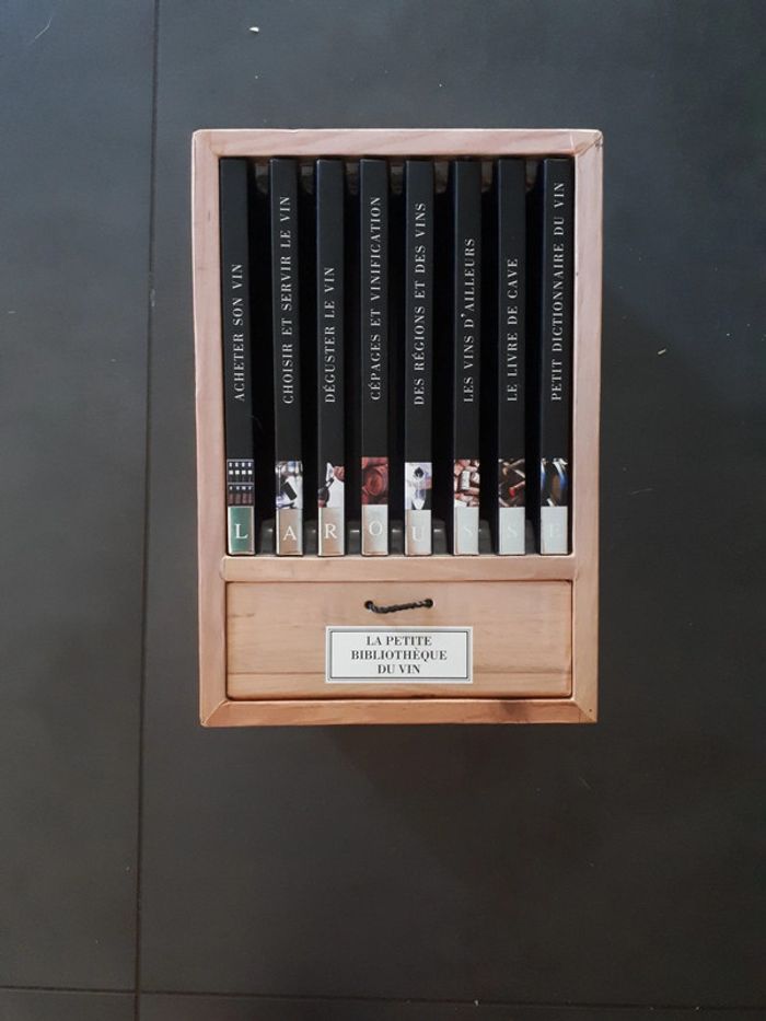 La petite bibliothèque du vin Larousse état neuf