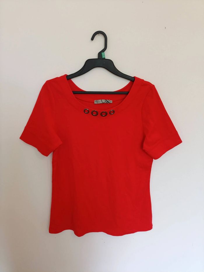 T-shirt rouge à œillets métalliques vintage