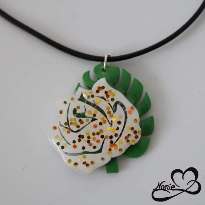 Pendentif en résine, transparent regroupant une rose et une feuille de rhododendron - photo numéro 2