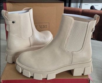 Bottines neuves en 41 beige