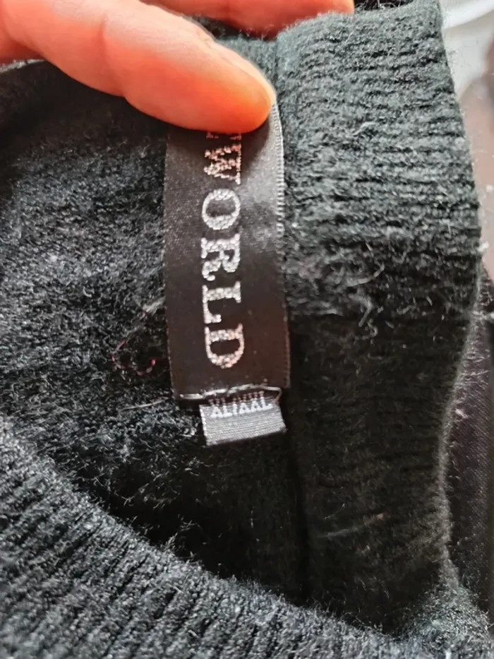 Pull noir avec strass - photo numéro 5