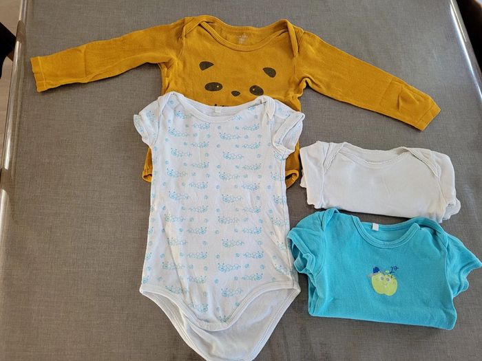 Lot de 4 bodys, taille 23 mois, 92 cm