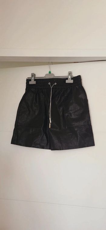 Jupe simili cuir taille 40.
