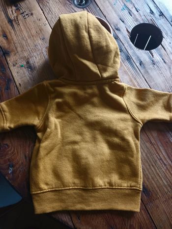 Veste à capuche jaune moutarde