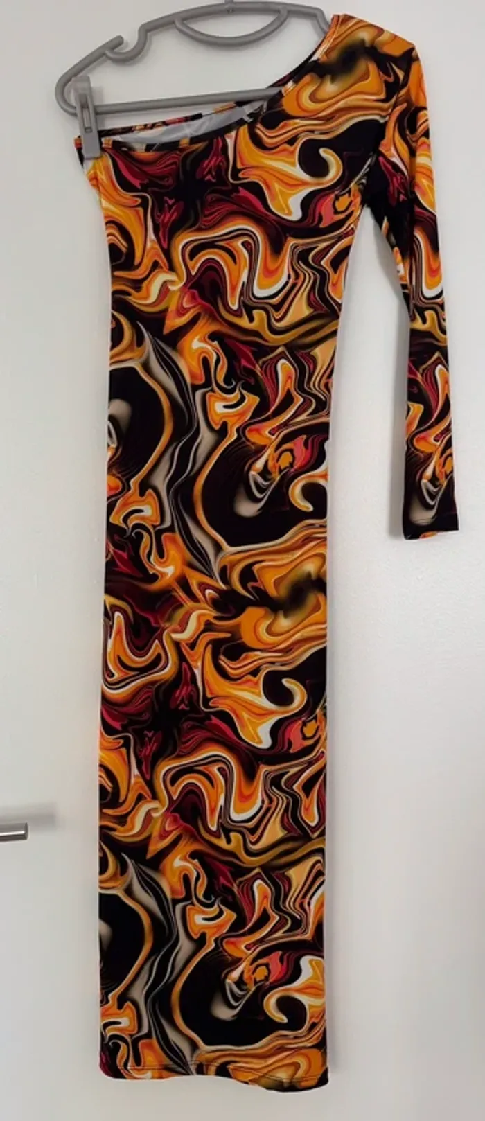 Robe avec une manche longue - photo numéro 2