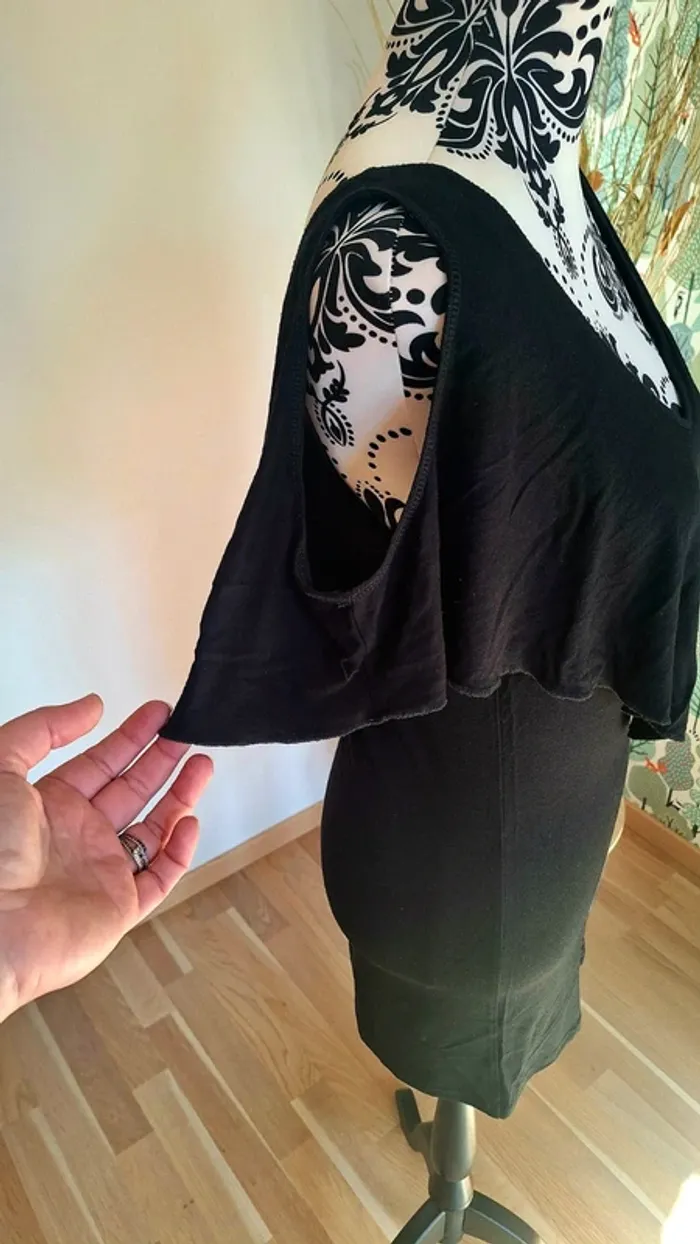 Superbe robe noir sexy avec son décolleté plongeant devant et dans le dos - photo numéro 3