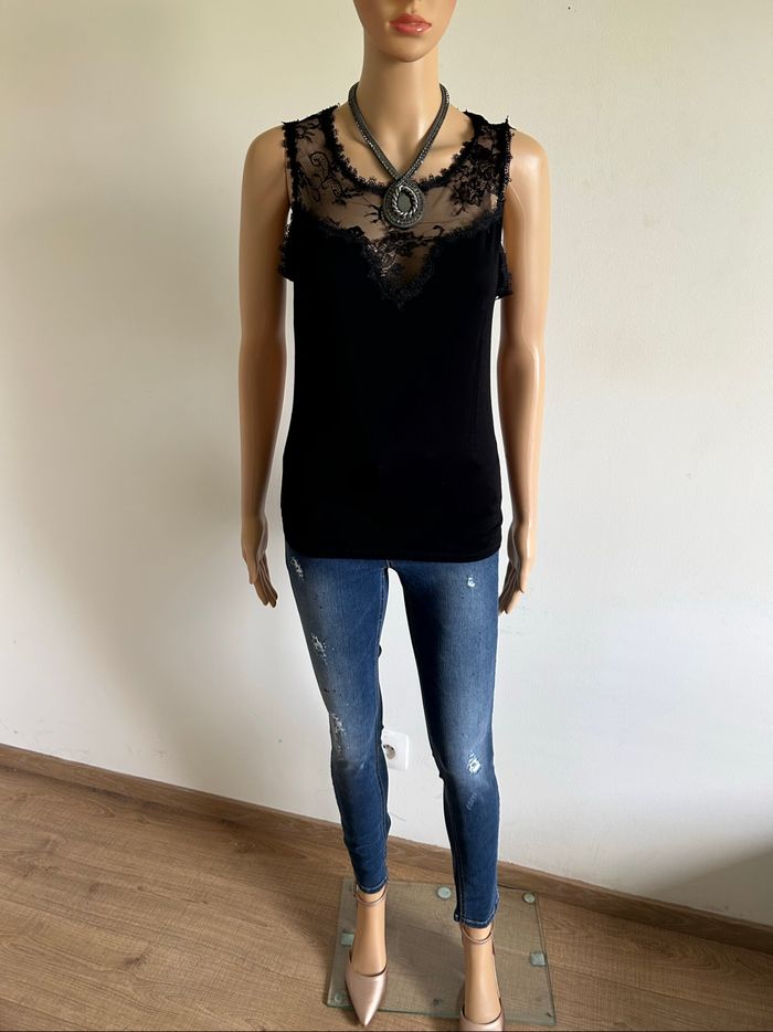 Haut noir sans manches avec dentelle la City taille S jamais porté - photo numéro 3