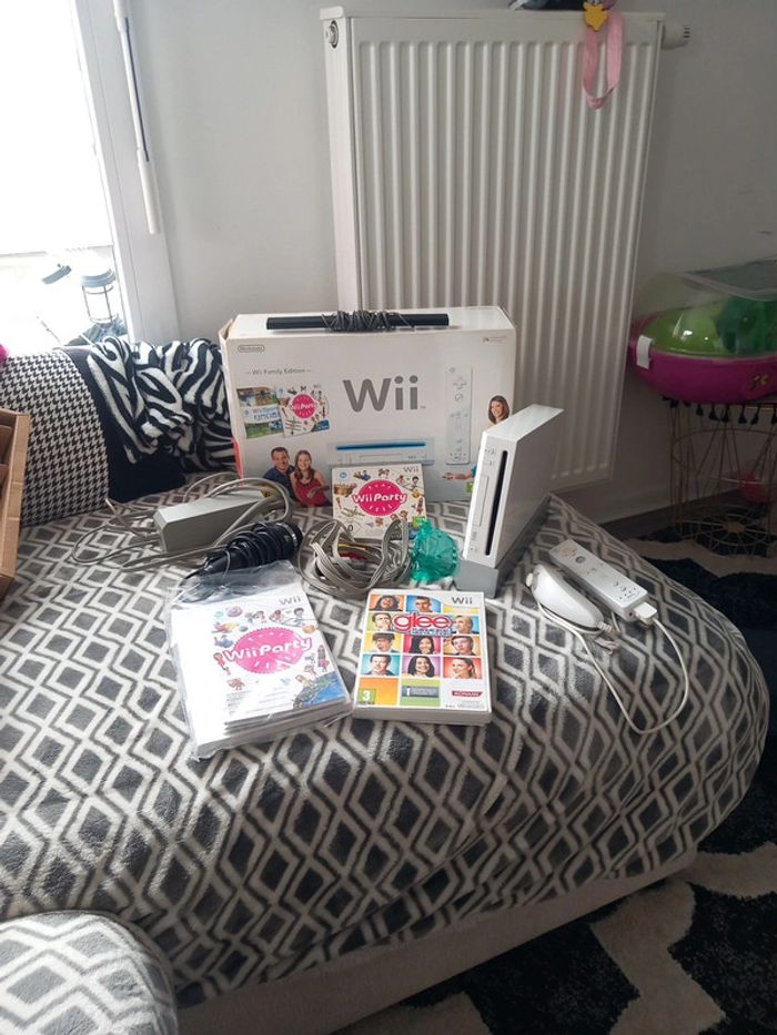 Wii blanche en boite complete avec 3 jeux