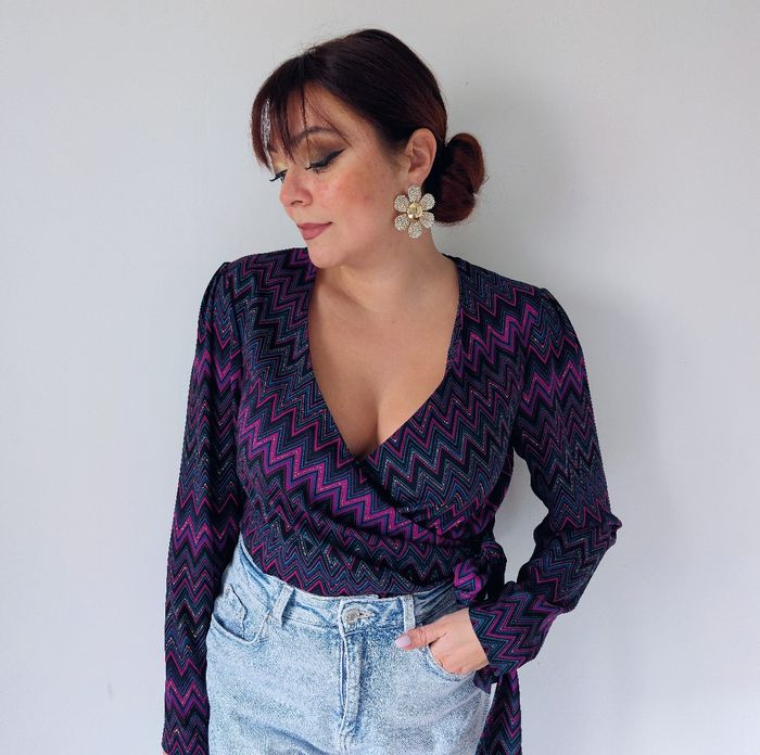 Blouse cache-cœur violet brillant tendance moderne Mosquitos Taille 40 L 
Très bon état - photo numéro 3