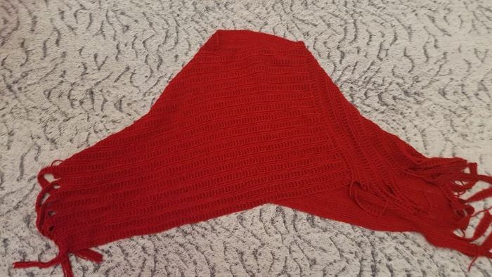 Poncho court femme . rouge. taille unique.