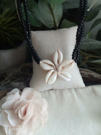 Collier fleur bohème en coquillages naturelles