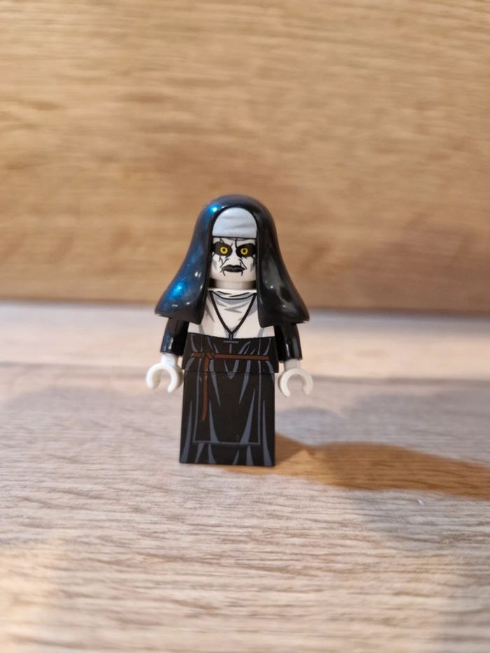 Figurine type lego La Nonne Conjuring