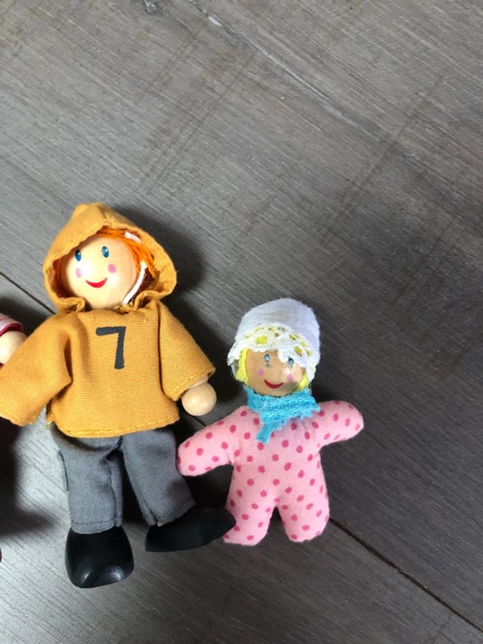 Petite famille de personnages articulés en bois - photo numéro 4
