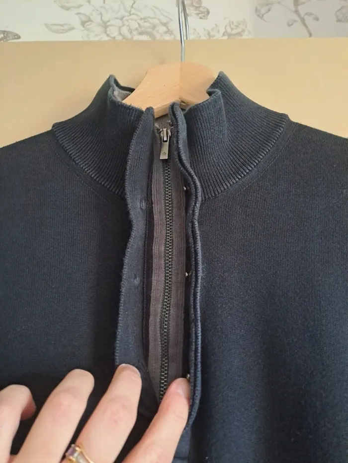 Pull homme celio noir L peu porté très très légère décoloration pliage se voit pas prix mini - photo numéro 4