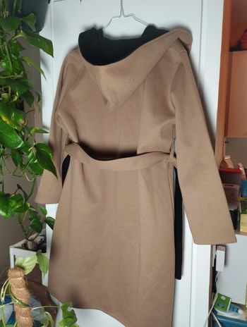 Manteau marron et noir avec ceinture