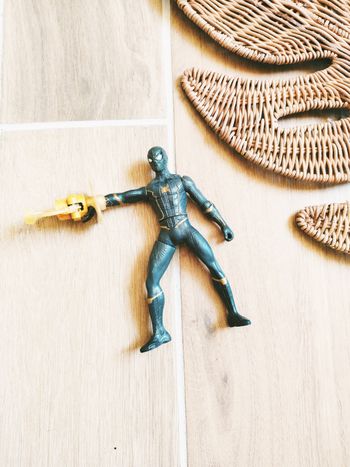 💫Figurine Spider-man noir deluxe avec sa pince araignée Avengers Marvel marque Hasbro