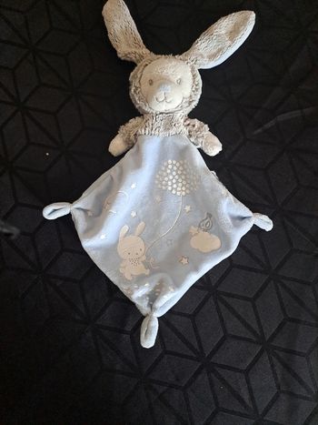 Doudou lapin bleu gris blanc