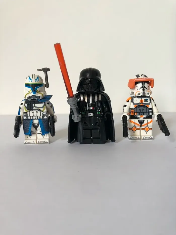 Figurine type lego seigneur Dark Vador avec Commandants Rex et Cody. Star Wars