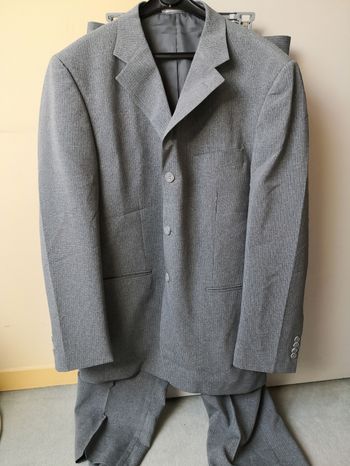 Costume gris