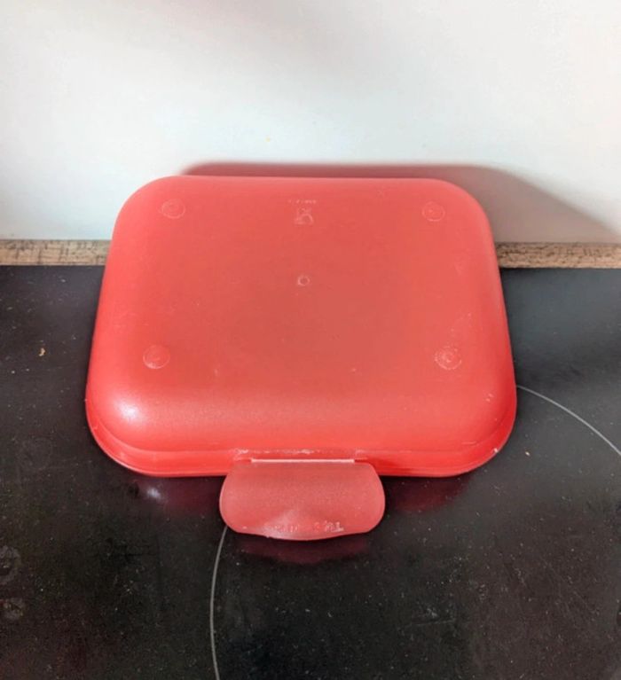 Boîte à bêtises tupperware rouge - photo numéro 4